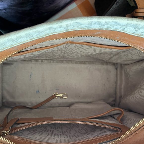 Michael Kors Darien Medium Tote / Shoulder Bag in Signature Vanilla/Acorn - Picture 3 of 5